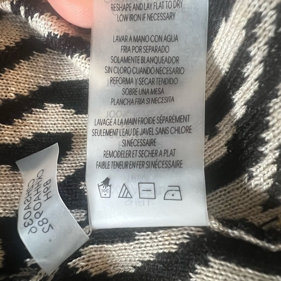 Calvin Klein Animal Print Sweater Shirt Tail Top Size Medium Zebra Leopard - Picture 5 of 5